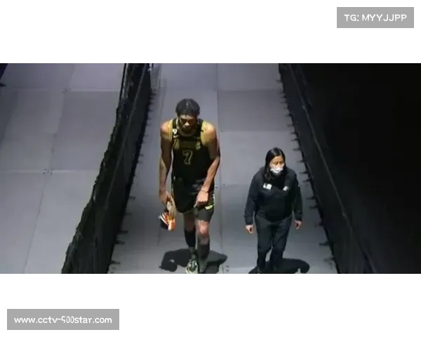 凯特琳·克拉克因腹股沟伤势赛季报销,狂热季后赛前景受影响 凯特琳·克拉克因腹股沟伤势赛季报销,狂热季后赛前景受影响