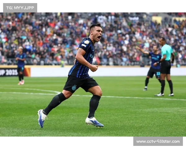 劳塔罗进球后与替补席阿切尔比击掌，展现队内团结